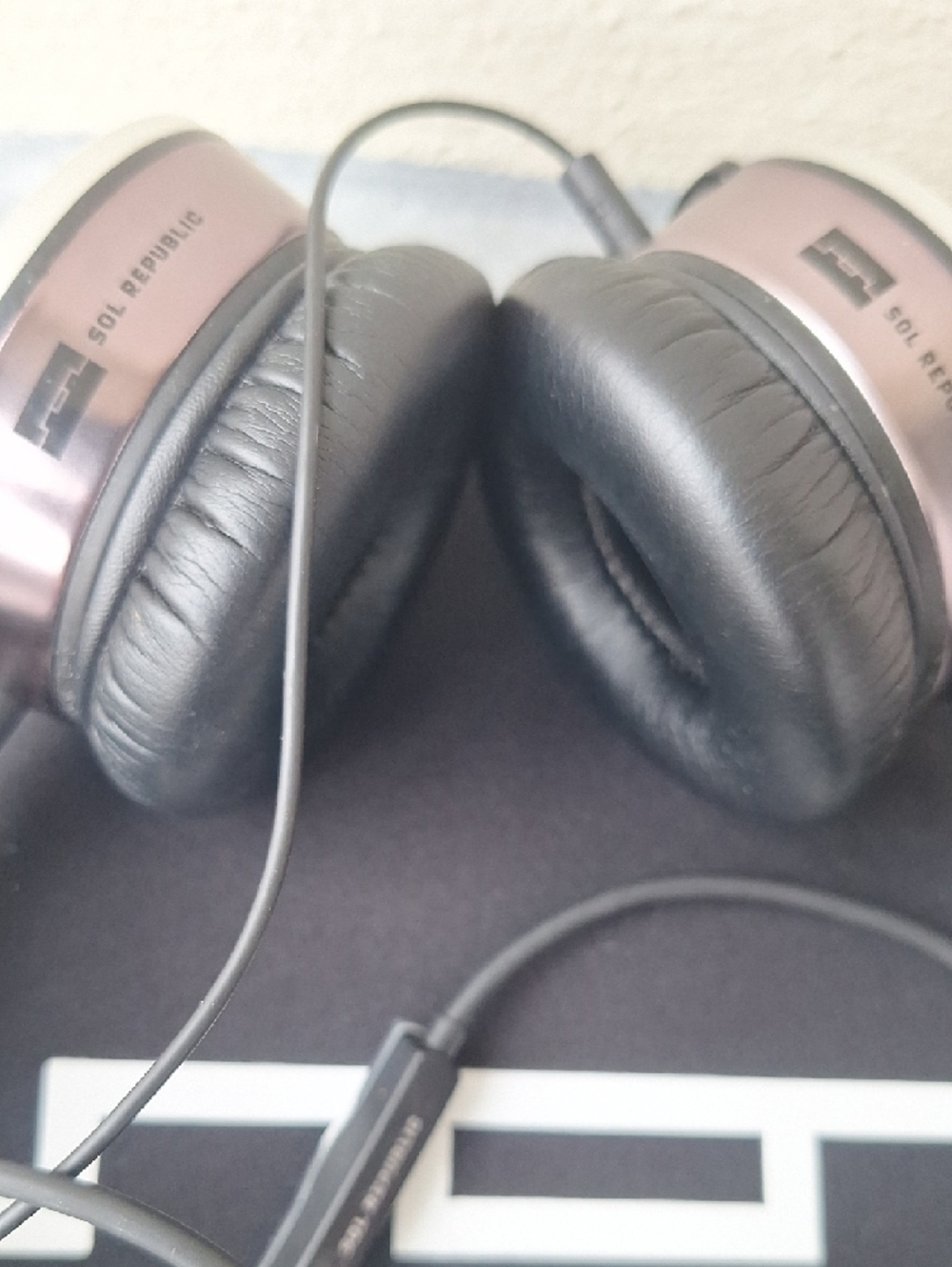 Sol Republic Tracks HD On-Ear Headphones With Case Black with Rose Gold Accents - Picture 9 of 10